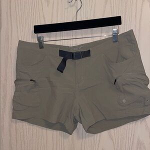 Columbia Omni Shade Wick Women's Large Olive Cargo Shorts with Utility Pockets